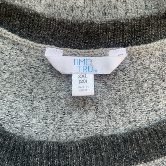 Women’s Time and Tru Gray/Black/White Patterned Sweater W/Silver Threading. XXL - Picture 3 of 4